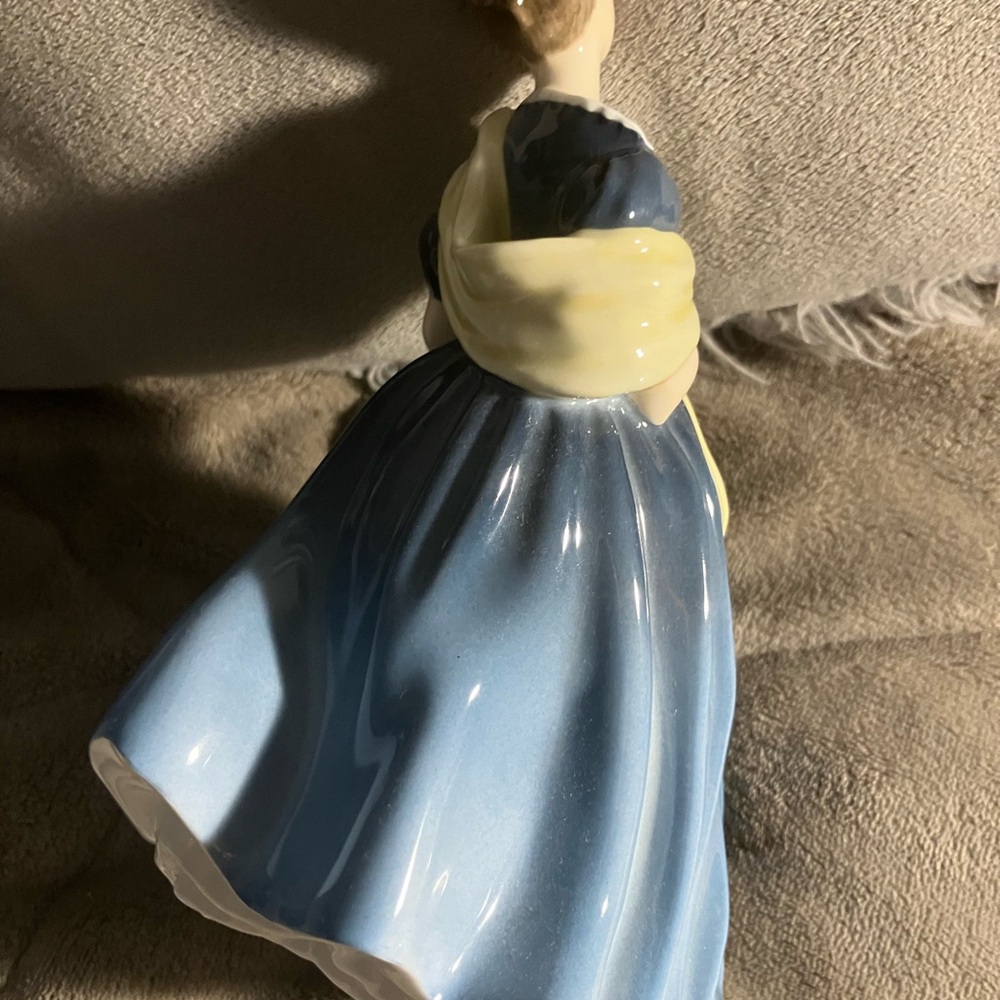 1963 Royal Doulton "Adrienne" Figure Signed 76655 Blue Dress Yellow Shawl - Picture 2 of 5